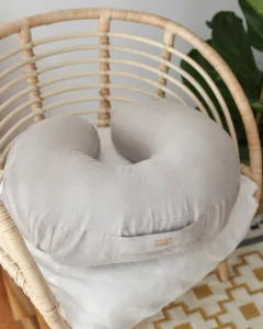 Coussin d’allaitement en lin beige de forme U pour confort maman et bébé