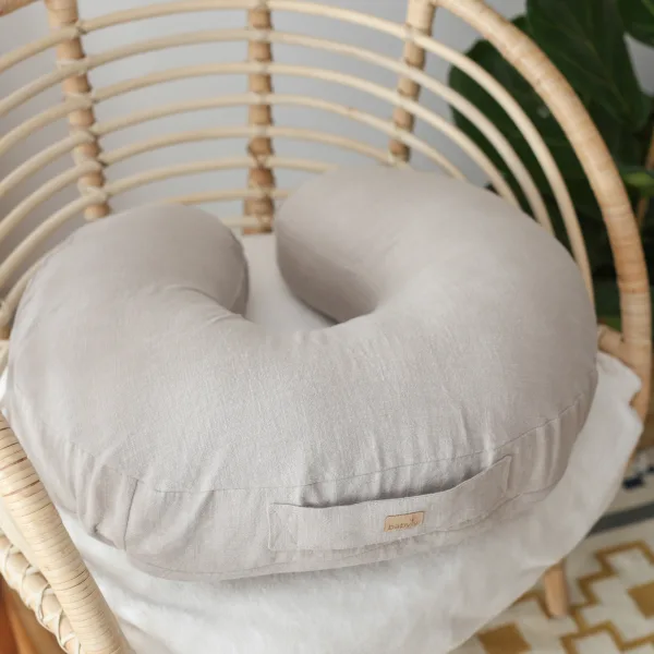 Coussin d’allaitement en lin beige de forme U pour confort maman et bébé