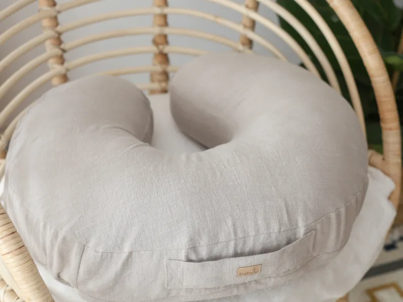 Coussin d’allaitement en lin beige de forme U pour confort maman et bébé