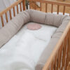 Tour de lit sécurisé bébé en lin naturel 60x120, tour de lit rembourré avec liens de fixation, sécurité et confort pour le lit de bébé.