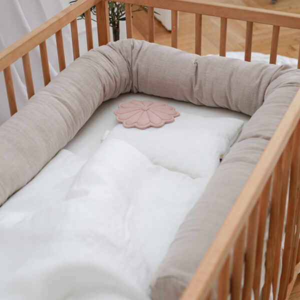 Tour de lit sécurisé bébé en lin naturel 60x120, tour de lit rembourré avec liens de fixation, sécurité et confort pour le lit de bébé.