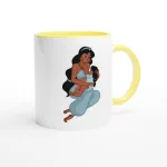 Mug en céramique blanc à anse jaune, illustré d’une héroïne allaitant son bébé