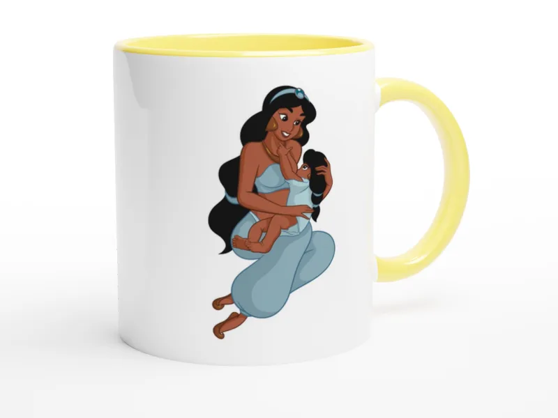 Mug en céramique blanc à anse jaune, illustré d’une héroïne allaitant son bébé