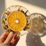 Coffret 4 dessous de verre en résine époxy botanique avec support, fait main, pour décoration et protection de table.​