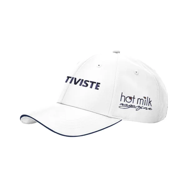 Casquette Lactiviste blanche, vue de trois quarts, logo Hot Milk Magazine brodé sur le côté