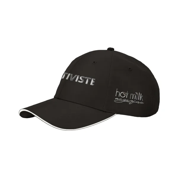 Casquette Lactiviste noire, vue de trois quarts, logo Hot Milk Magazine brodé sur le côté